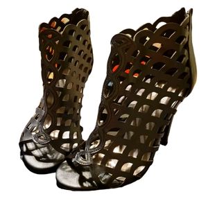 Torrid, NIB, Black, Scallop, Peep Toe, Zip Up Back, 4 in Heel, Women's size 8W,